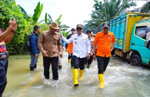 Wabup Rohman Tinjau dan Temui Korban Banjir di Tungkal Jaya