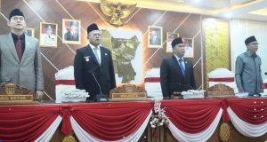WALIKOTA PRABUMULIH HADIRI RAPAT PARIPURNA KE-XI DPRD, TIGA RAPERDA STRATEGIS 2026 RESMI DIAJUKAN