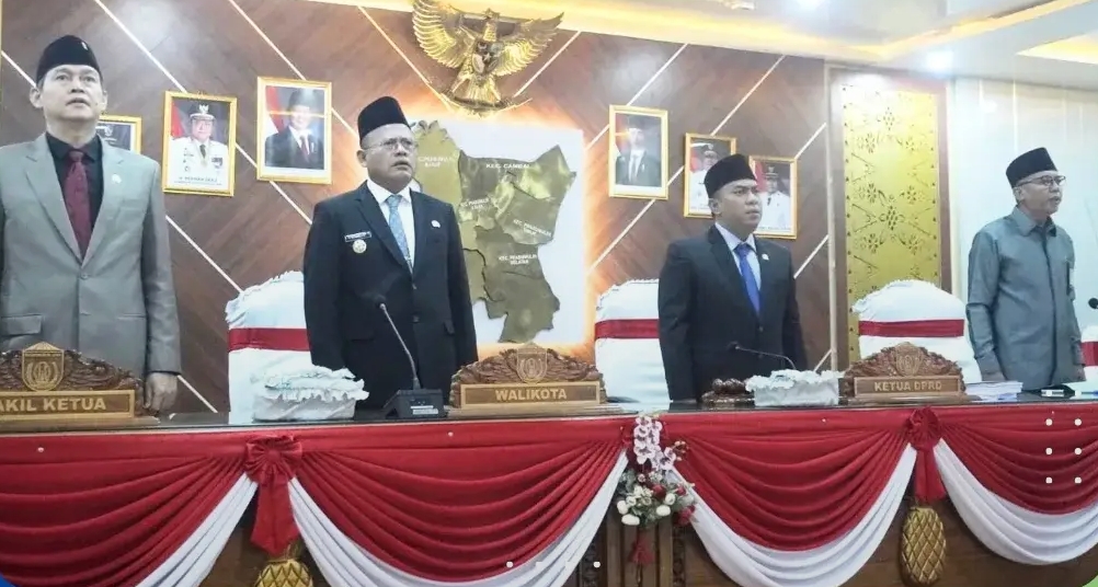 WALIKOTA PRABUMULIH HADIRI RAPAT PARIPURNA KE-XI DPRD, TIGA RAPERDA STRATEGIS 2026 RESMI DIAJUKAN