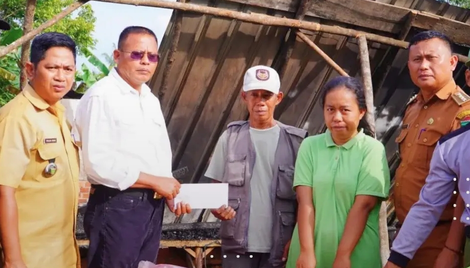 WALIKOTA PRABUMULIH TINJAU LANGSUNG KORBAN KEBAKARAN DI SUKAJADI, SERAHKAN BANTUAN