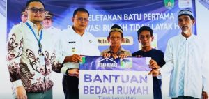 WALIKOTA PRABUMULIH LETAKKAN BATU PERTAMA RENOVASI RUMAH TIDAK LAYAK HUNI, WUJUD KOLABORASI PEMKOT DAN DUNIA USAHA