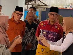 Bupati OKU Teddy Meilwansyah Pantau Penyaluran Bansos di Kantor Pos Baturaja