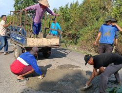 Kades Burai Turun Tangan, Jalan Berlubang Ditambal Demi Keselamatan Warga
