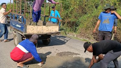 Kades Burai Turun Tangan, Jalan Berlubang Ditambal Demi Keselamatan Warga