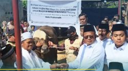 WALI KOTA PRABUMULIH SERAHKAN BANTUAN HEWAN KURBAN PRESIDEN RI DI MASJID AL IKHLAS TANJUNG RAMBANG