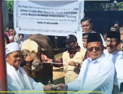 WALI KOTA PRABUMULIH SERAHKAN BANTUAN HEWAN KURBAN PRESIDEN RI DI MASJID AL IKHLAS TANJUNG RAMBANG